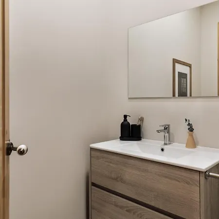 Ada - 2 Bedrooms And Balcony In Eixample Dreta