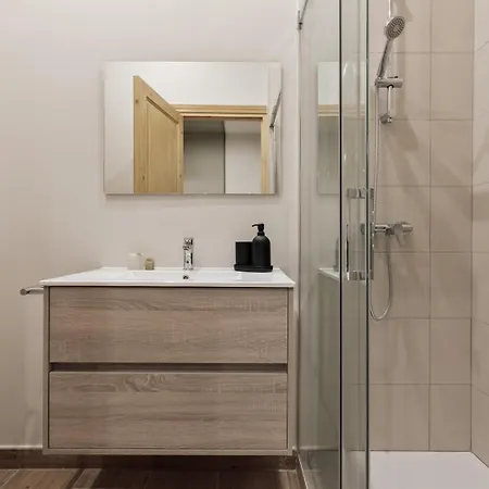 Ada - 2 Bedrooms And Balcony In Eixample Dreta ברצלונה