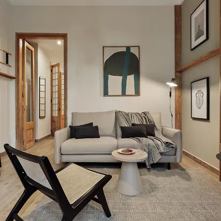 Ada - 2 Bedrooms And Balcony In Eixample Dreta דירה ברצלונה